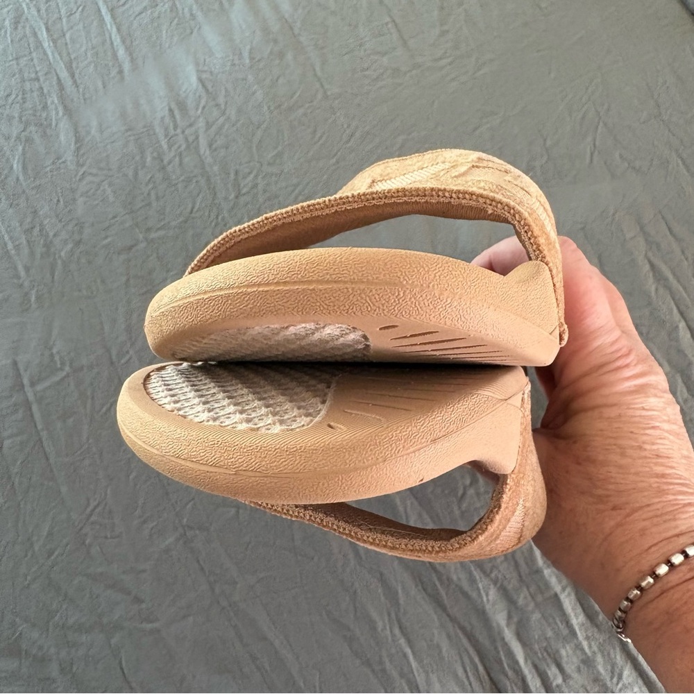 APL Techloom Velvet Slides Caramel. Size 9. - Picture 5 of 12